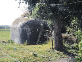 Ligne Maginot - B230 - Les TROIS ROIS (Blockhaus pour canon) - Visible de la D 933 - Rue de Bailleul.