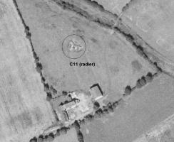 Ligne Maginot - C11 - KEYSELAERE SUD - (Blockhaus lourd type STG / STG-FCR - Double) - Le radier du blockhaus est parfaitement visible sur cette photo aérienne de 1990. Depuis il a été envahi par la végétation