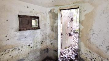 Ligne Maginot - HARDT 1 - (Blockhaus pour arme infanterie) - Créneau latéral droit et entrée vue de l'intérieur
