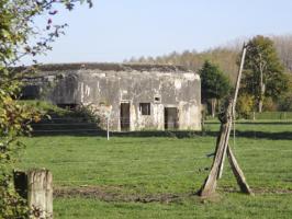 Ligne Maginot - B360 - CUL du FOUR Ouest (Blockhaus pour canon) - Vu du chemin de terre longeant la ferme.