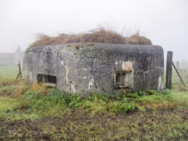 Ligne Maginot - B352 - LANNAY Nord (Blockhaus pour arme infanterie) - Blockhaus situé à cheval dans un pré et dans un champ cultivé.