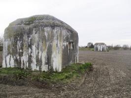 Ligne Maginot - BEF 682 - ROBREUX EST - (Blockhaus pour arme infanterie) - Blockhaus Robreux ouest en arrière plan.