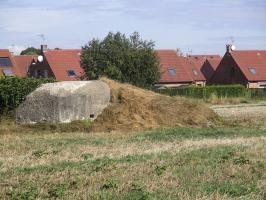 Ligne Maginot - BEF 264 - RISQUE-TOUT OUEST - (Blockhaus pour arme infanterie) - Blockhaus Risque-tout Ouest situé dans son environnement au milieu d'un champ.