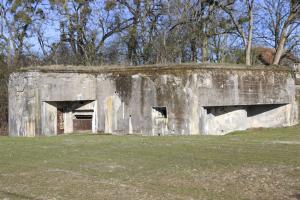Ligne Maginot - MC32 - STG E - (Casemate d'infanterie - double) - Le terrain devant la casemate a été rendu cultivable. Elle est donc dégagée (pour le moment)