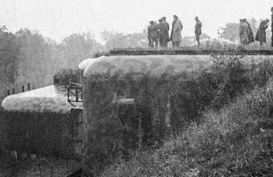 Ligne Maginot - MONT DES WELCHES - A21 - (Ouvrage d'artillerie) - Bloc 4
Un groupe de journalistes accompagnés par un militaire leur indiquant la direction de l'Allemagne. Photo prise le 19 octobre 1939