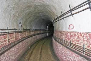 Ligne Maginot - MONT DES WELCHES - A21 - (Ouvrage d'artillerie) - L'une des galeries dans un état proche de celui de l'origine. Noter les peinture des soubassements de part et d'autre de la galerie.