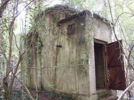 Ligne Maginot - MONT DES WELCHES - A21 - (Ouvrage d'artillerie) - Aux alentours de l'entrée des munitions. Le transformateur électrique.