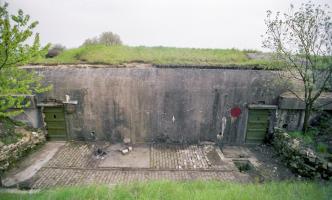 Ligne Maginot - BAMBIDERSTROFF SUD - C71 - (Casemate d'infanterie) - Les deux entrées et l'esplanade pavée
La défense rapprochée est limitée aux deux créneaux de portes et goulottes à grenades