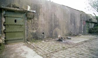 Ligne Maginot - BAMBIDERSTROFF SUD - C71 - (Casemate d'infanterie) - Les deux entrées et l'esplanade pavée
La défense rapprochée est limitée aux deux créneaux de portes et goulottes à grenades