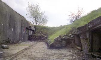 Ligne Maginot - BAMBIDERSTROFF SUD - C71 - (Casemate d'infanterie) - L'esplanade pavée
A droite les niches de stockage extérieur