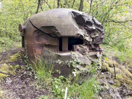 Ligne Maginot - KERFENT - A34 - (Ouvrage d'infanterie) - Bloc 2
Cloche GFM labourée par les obus de PAK 88 allemands