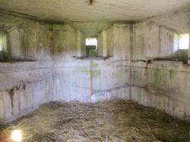 Ligne Maginot - BEF 504 - FLAGONIER CENTRE - (Blockhaus pour arme infanterie) - Intérieur du blockhaus.
Sert d'abri pour les volailles.