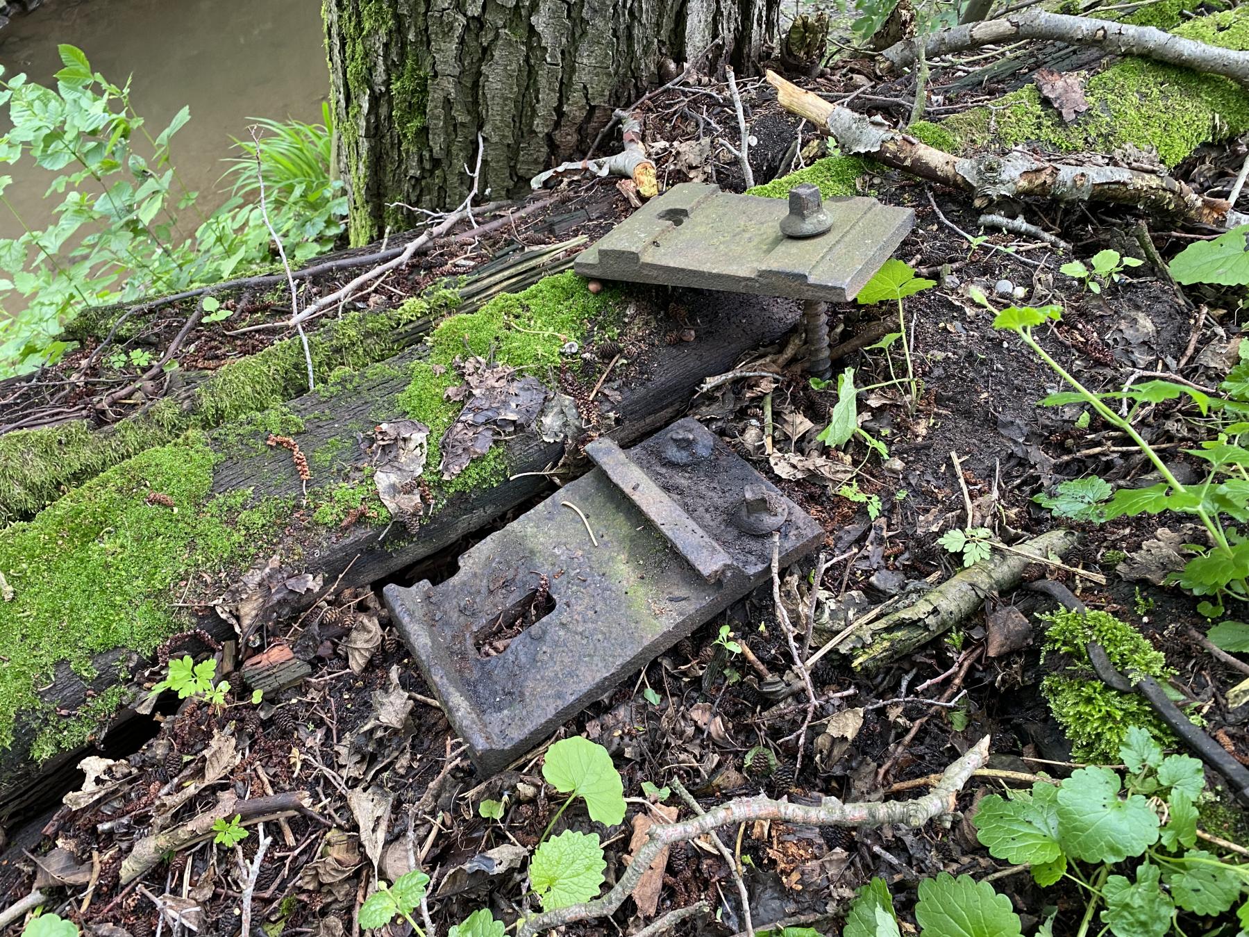Ligne Maginot - VF60 - ANTENNE DE L'OUVRAGE DE SCHOENENBOURG - (RESEAU - Voie 60 - Antenne ou rocade ferroviaire) - 18 - PONT sur le WITSENBAECHEL
Des traverse avec des semelles pour voies et aiguilles de 60 entreposées coté Soultz laissent supposer que l'évitement était de ce coté du pont
