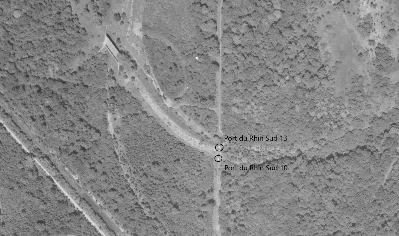 Ligne Maginot - Les blockhaus Port du Rhin Sud 13 et 10 - Les blockhaus Port du Rhin Sud 13 et 10
Le remblais de la voie ferrée et nettement visible