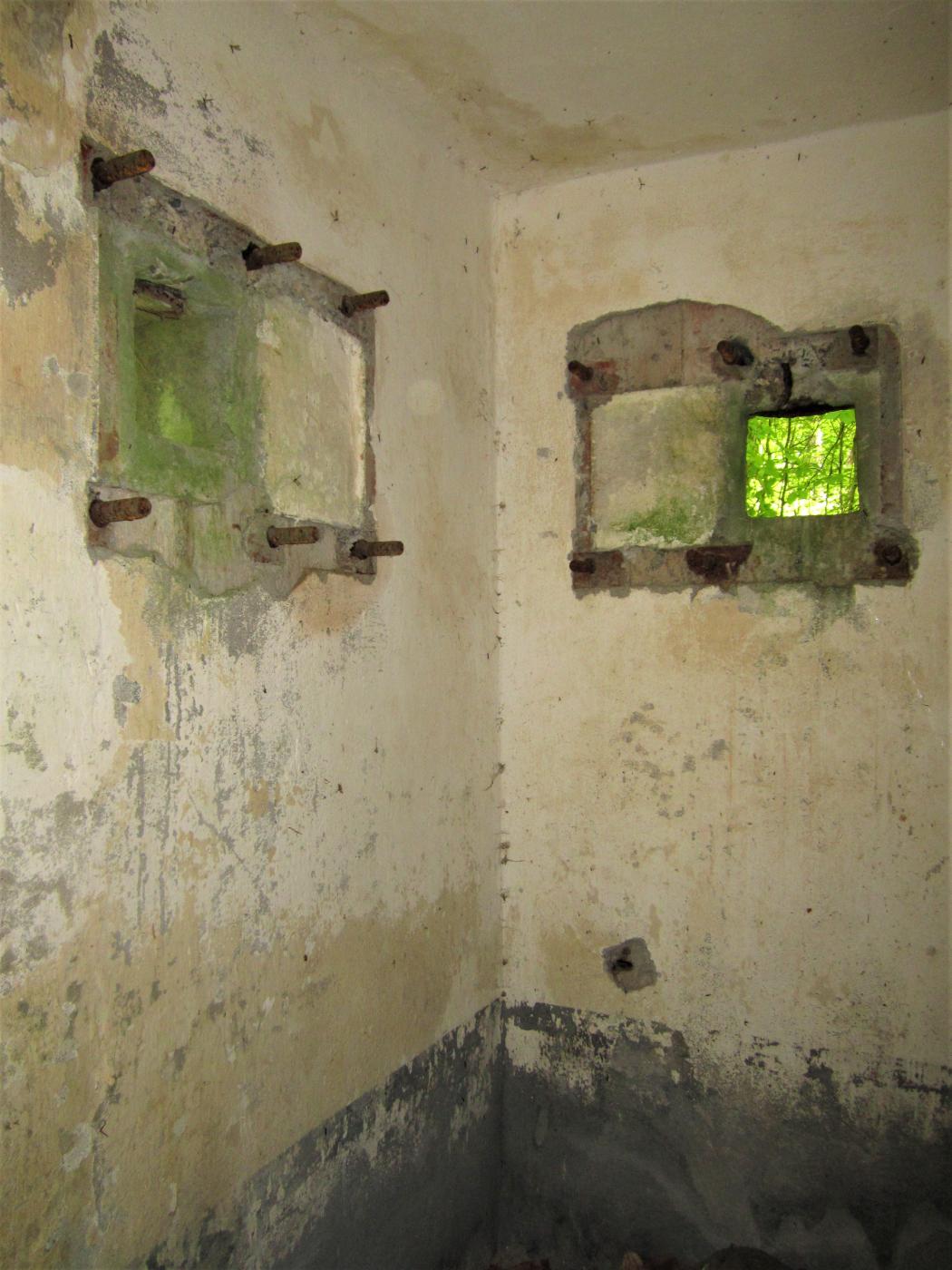Ligne Maginot - FM29 - NONNENHARDT EST 6 - (Blockhaus pour arme infanterie) - Créneaux arrière et gauche