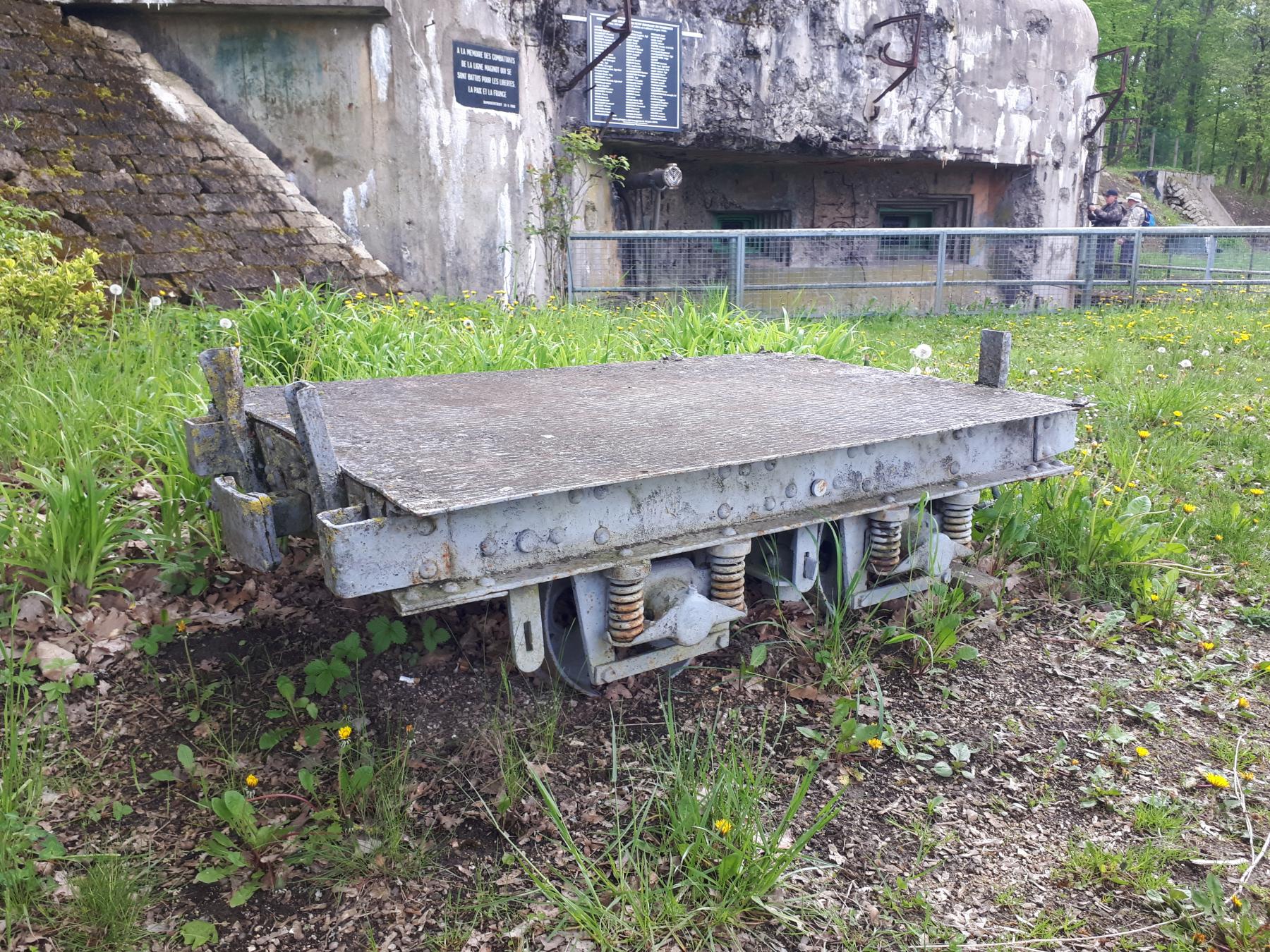 Ligne Maginot - BAMBESCH - A35 - (Ouvrage d'infanterie) - Wagonnet (type sud-est allégé) de voie de 60 exposé devant le bloc 3