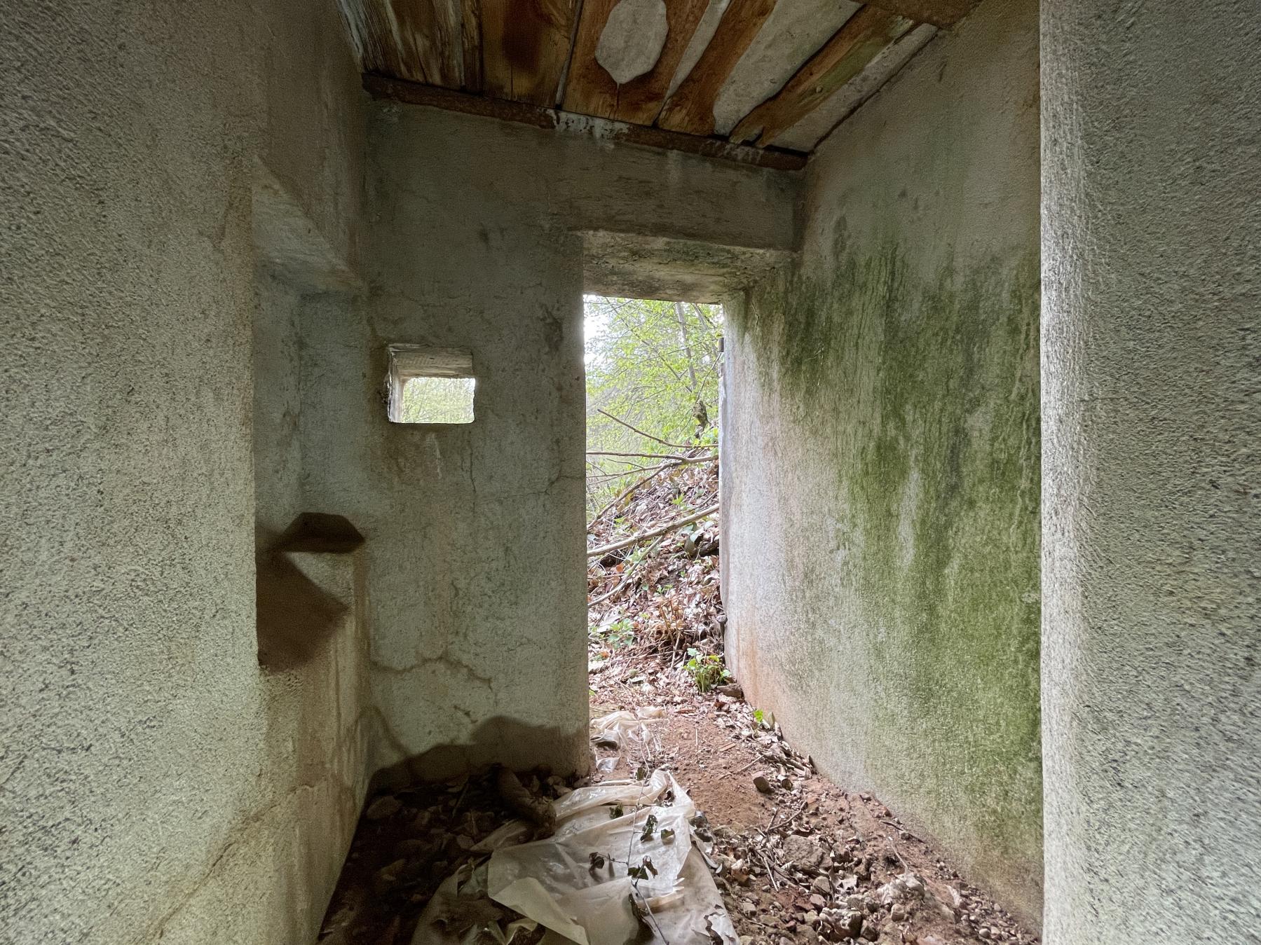 Ligne Maginot - HERRENWALD - ( III - 153° RIF ) - (PC de Quartier) - L'entrée avant vue de l'intérieur, avec un créneau 
