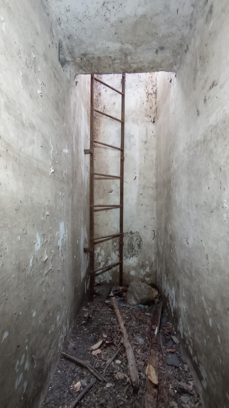 Ligne Maginot - E2 - (Chambre de coupure) - Puits d'accès au couloir latéral de la chambre 