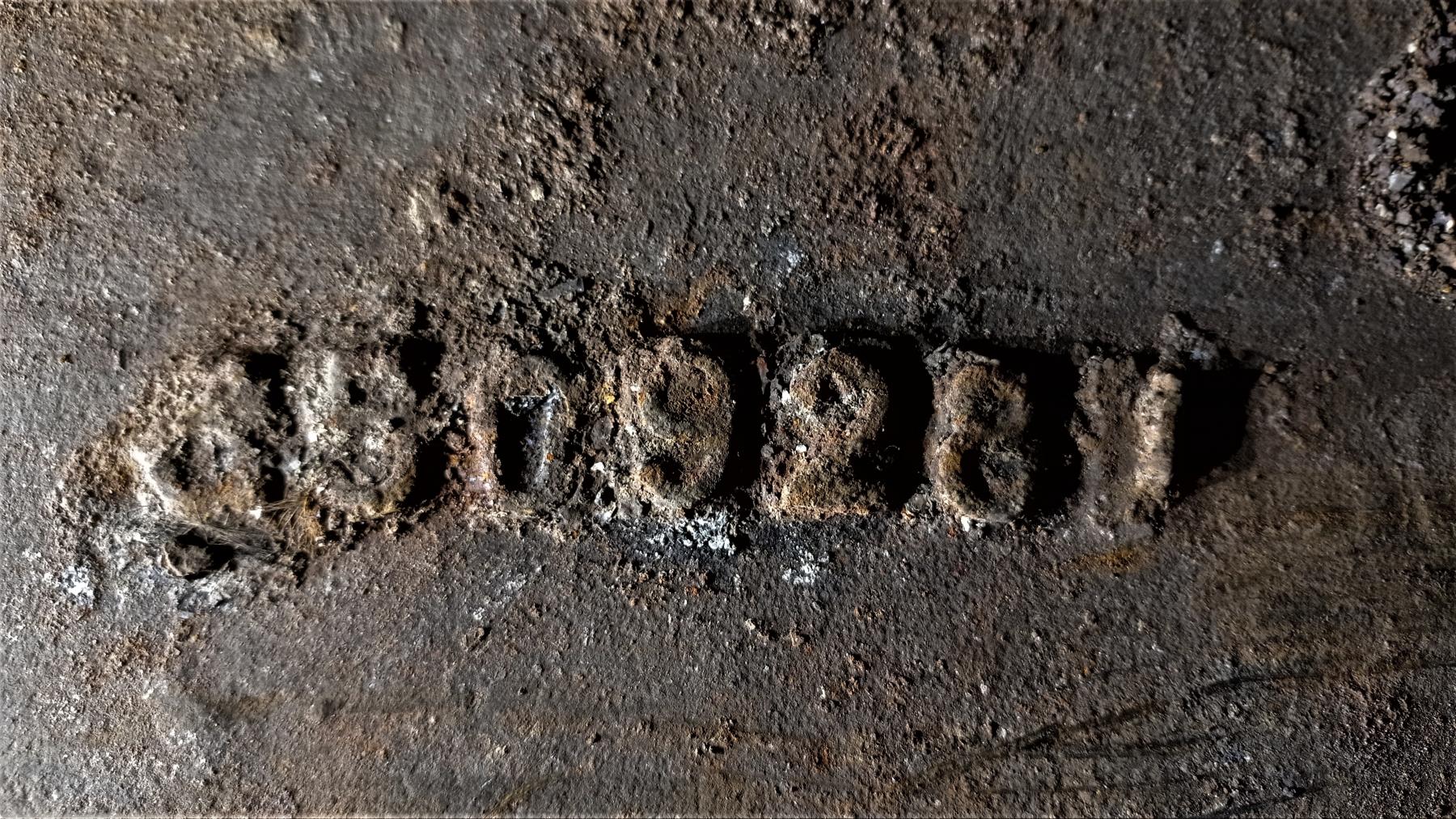 Ligne Maginot - HOFFEN - (Abri) - Marquage sur un des deux bâtis des groupes électrogènes de l'usine 