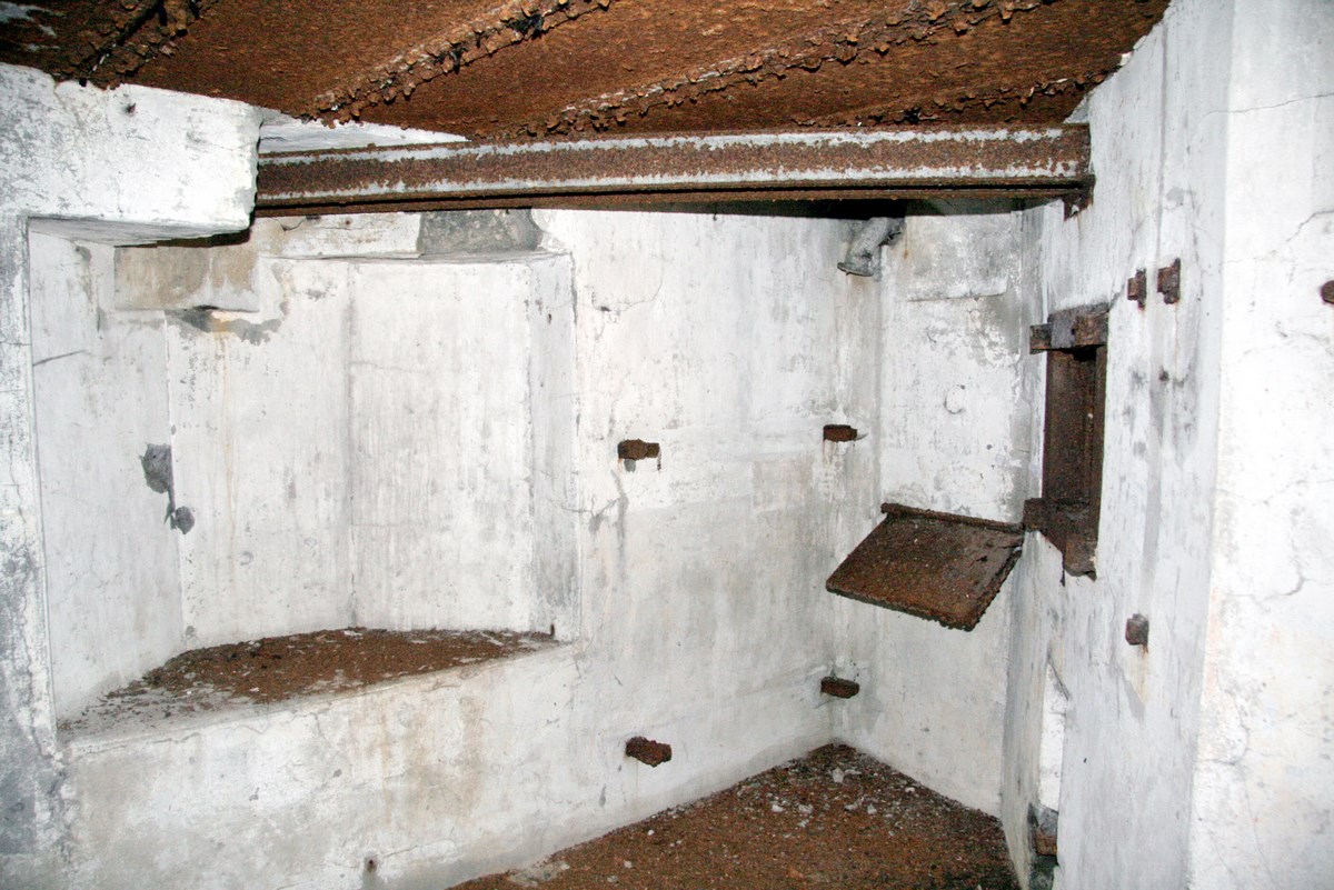 Ligne Maginot - TRAUTBACH OUEST - (Blockhaus pour arme infanterie) - Chambre de tir Est
Noter la disposition du créneau et du bi-rail ainsi que la niche dans le mur opposé