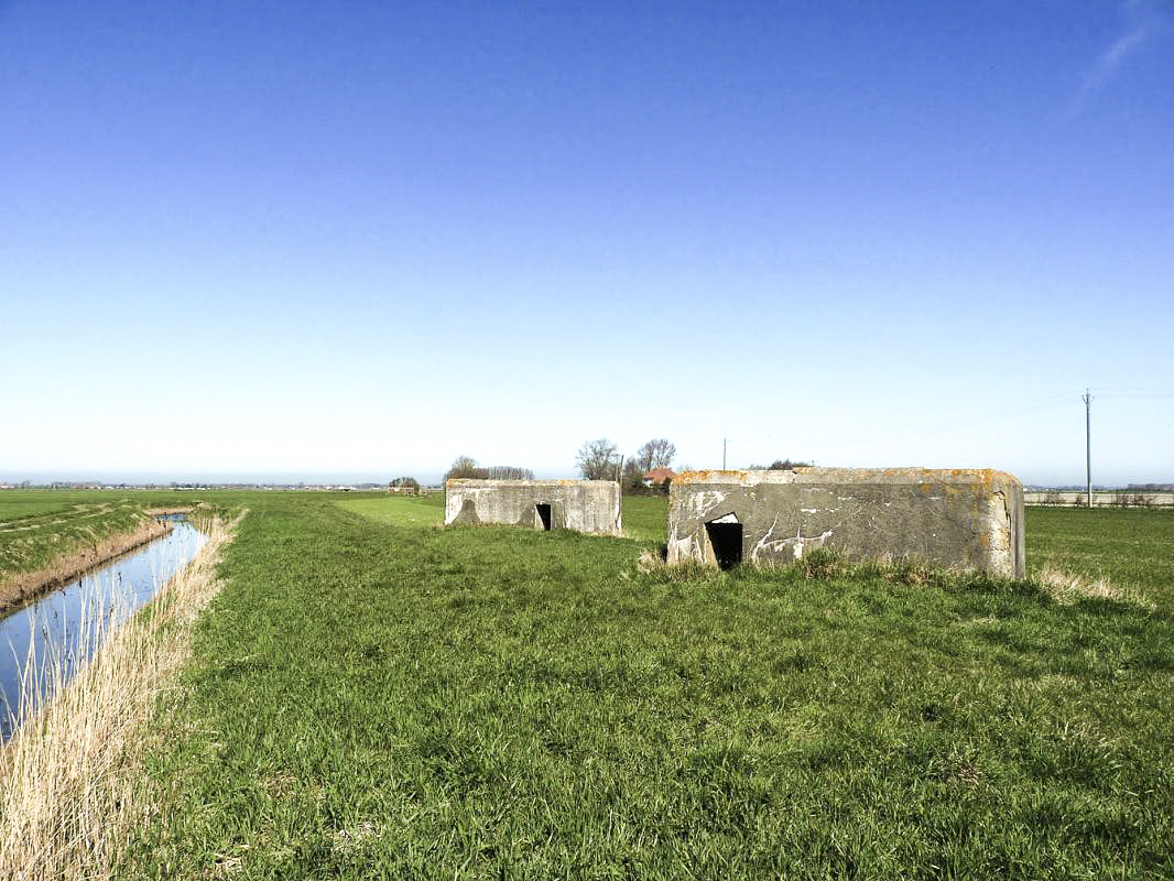 Ligne Maginot - B50 - MOULIN DU RHIN 3 - (Blockhaus pour arme infanterie) - B50 en arrière, B51 au premier plan