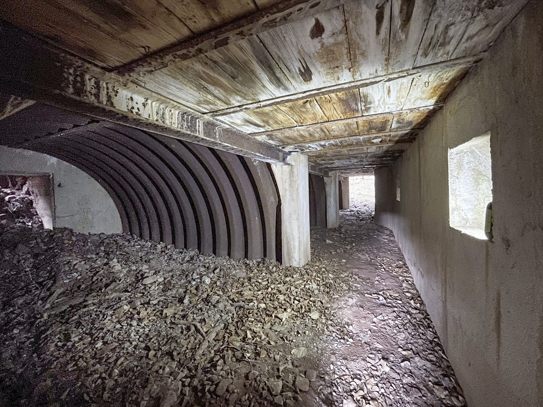 Ligne Maginot - HERRENWALD - ( III - 153° RIF ) - (PC de Quartier) - Le couloir principal avec les 3 alvéoles. Notez le plafond en bois.