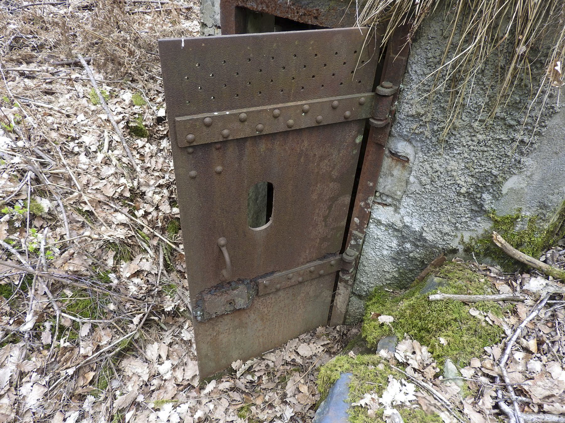 Ligne Maginot - HARDT 1 - (Blockhaus pour arme infanterie) - L'entrée avec sa porte blindée