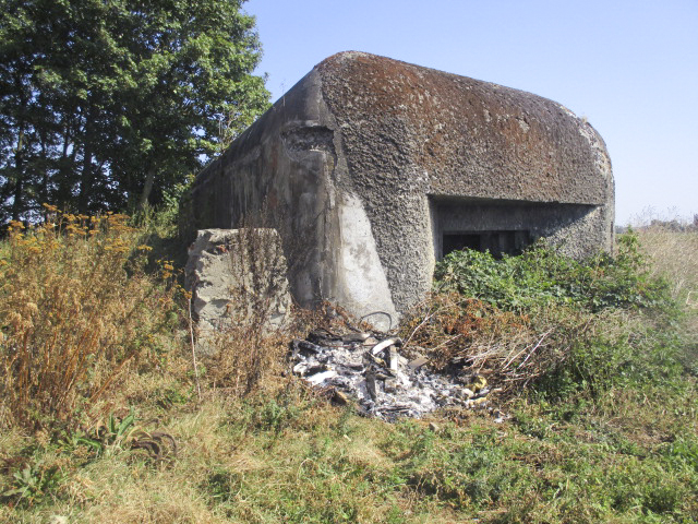 Ligne Maginot - B228 - Le RABOT (Blockhaus pour canon) - Visible du chemin de terre longeant la Becque de Biestel et le chemin du Rabot.