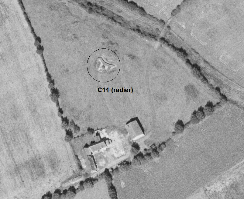 Ligne Maginot - C11 - KEYSELAERE SUD - (Blockhaus lourd type STG / STG-FCR - Double) - Le radier du blockhaus est parfaitement visible sur cette photo aérienne de 1990. Depuis il a été envahi par la végétation