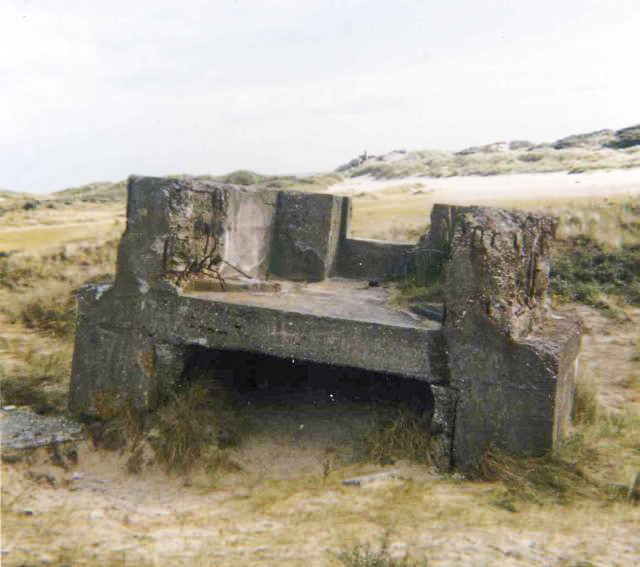 Ligne Maginot - DUNES NORD - (Cuve pour canon) - L'épaulement pour canon, vu du Sud-Ouest. - legarsdunord