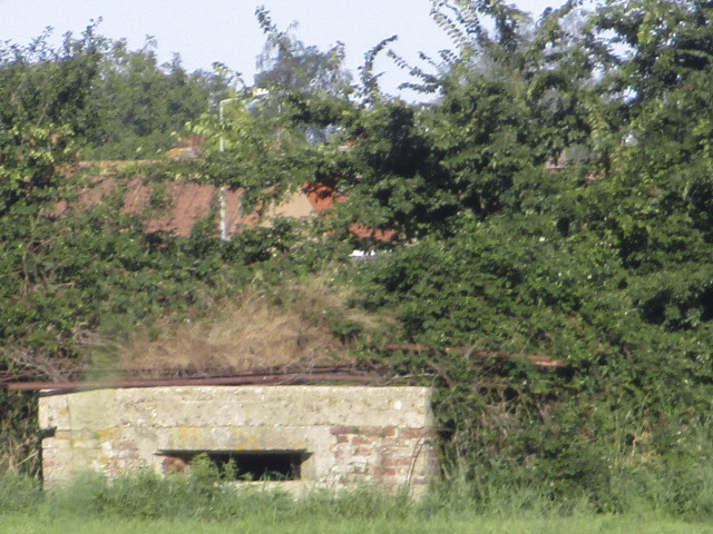 Ligne Maginot - KLOSTERMEULIN (Blockhaus pour arme infanterie) - Vue prise du champ situé après la ferme datée de 1919 - Impasse Route de Godewarsevelde - Smardz Félix