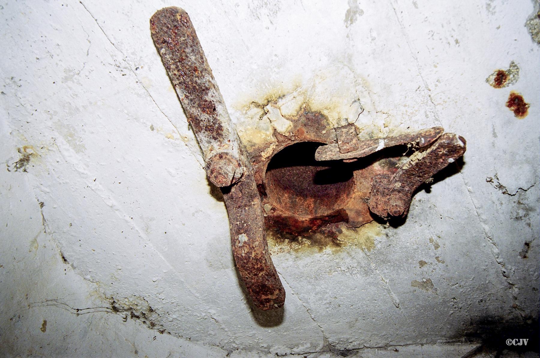 Ligne Maginot - B311 - LA COUTURE - (Blockhaus pour canon) - L'orifice du périscope et son obturateur