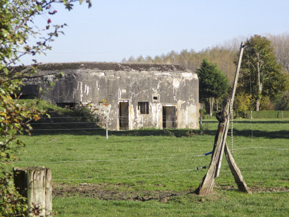 Ligne Maginot - B360 - CUL du FOUR Ouest (Blockhaus pour canon) - Vu du chemin de terre longeant la ferme.