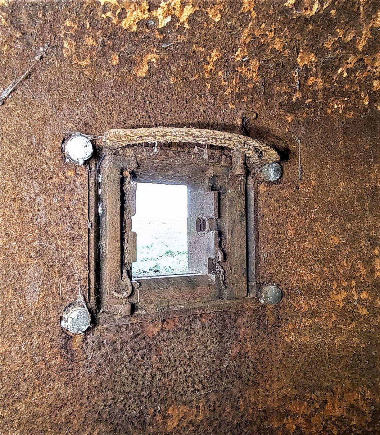 Ligne Maginot - BUCHHOLZBERG (I / 79° RIF) - (Abri) - Un des cinq créneaux de la cloche GFM Ouest avec le reste de son système de pointage pour FM