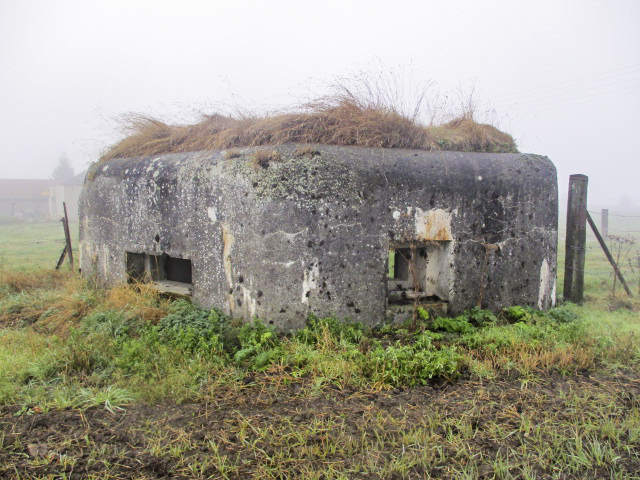 Ligne Maginot - B352 - LANNAY Nord (Blockhaus pour arme infanterie) - Blockhaus situé à cheval dans un pré et dans un champ cultivé.