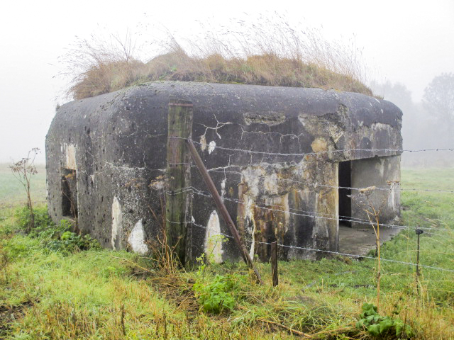 Ligne Maginot - B352 - LANNAY Nord (Blockhaus pour arme infanterie) - Sur la droite, l'entrée prévue pour le canon.