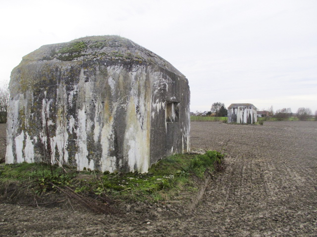 Ligne Maginot - BEF 682 - ROBREUX EST - (Blockhaus pour arme infanterie) - Blockhaus Robreux ouest en arrière plan.