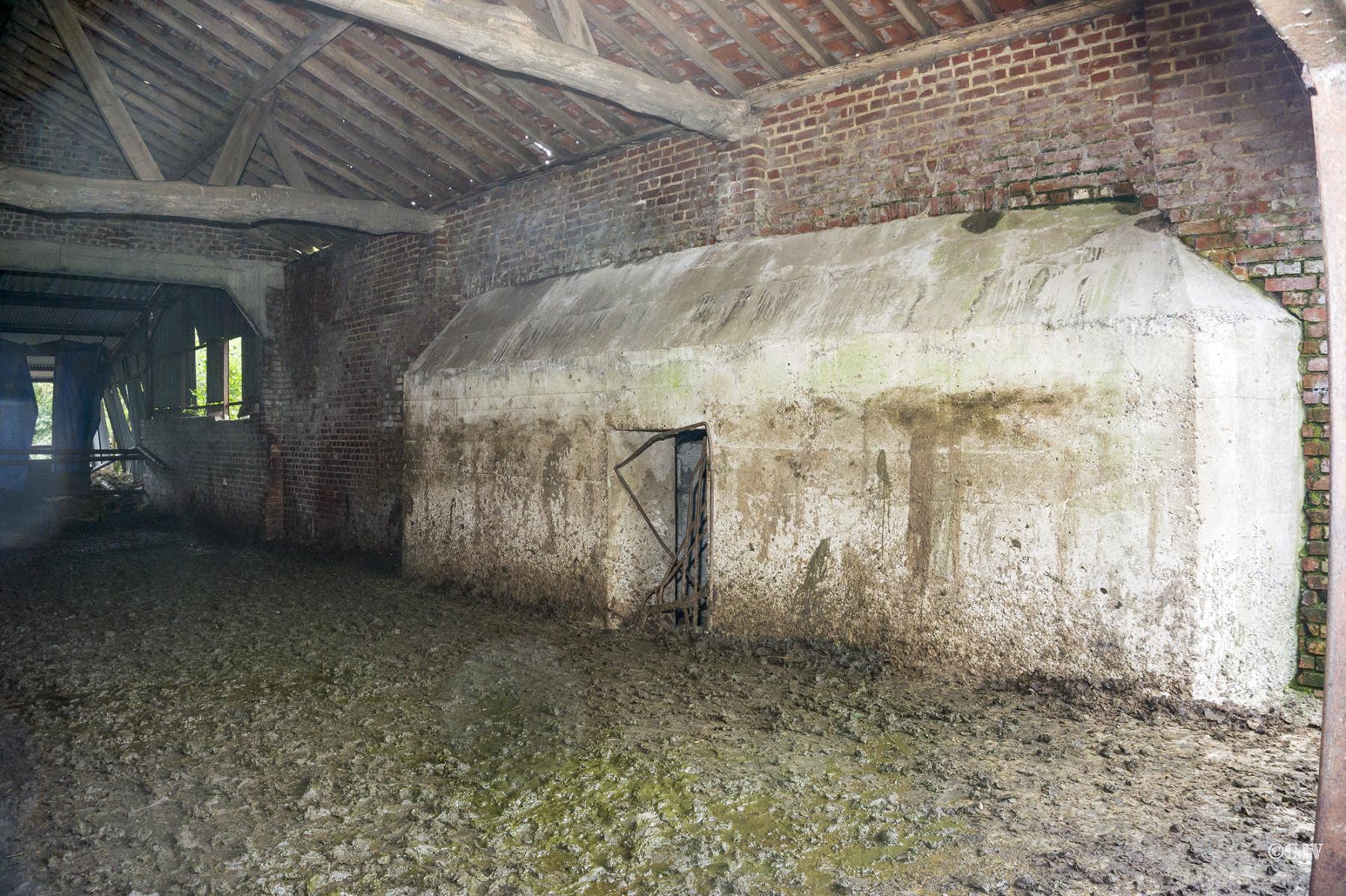 Ligne Maginot - BEF 674 - CENSE DE CHOQUES SUD OUEST - (Blockhaus pour arme infanterie) - Le blockhaus est intégré dans un hangar