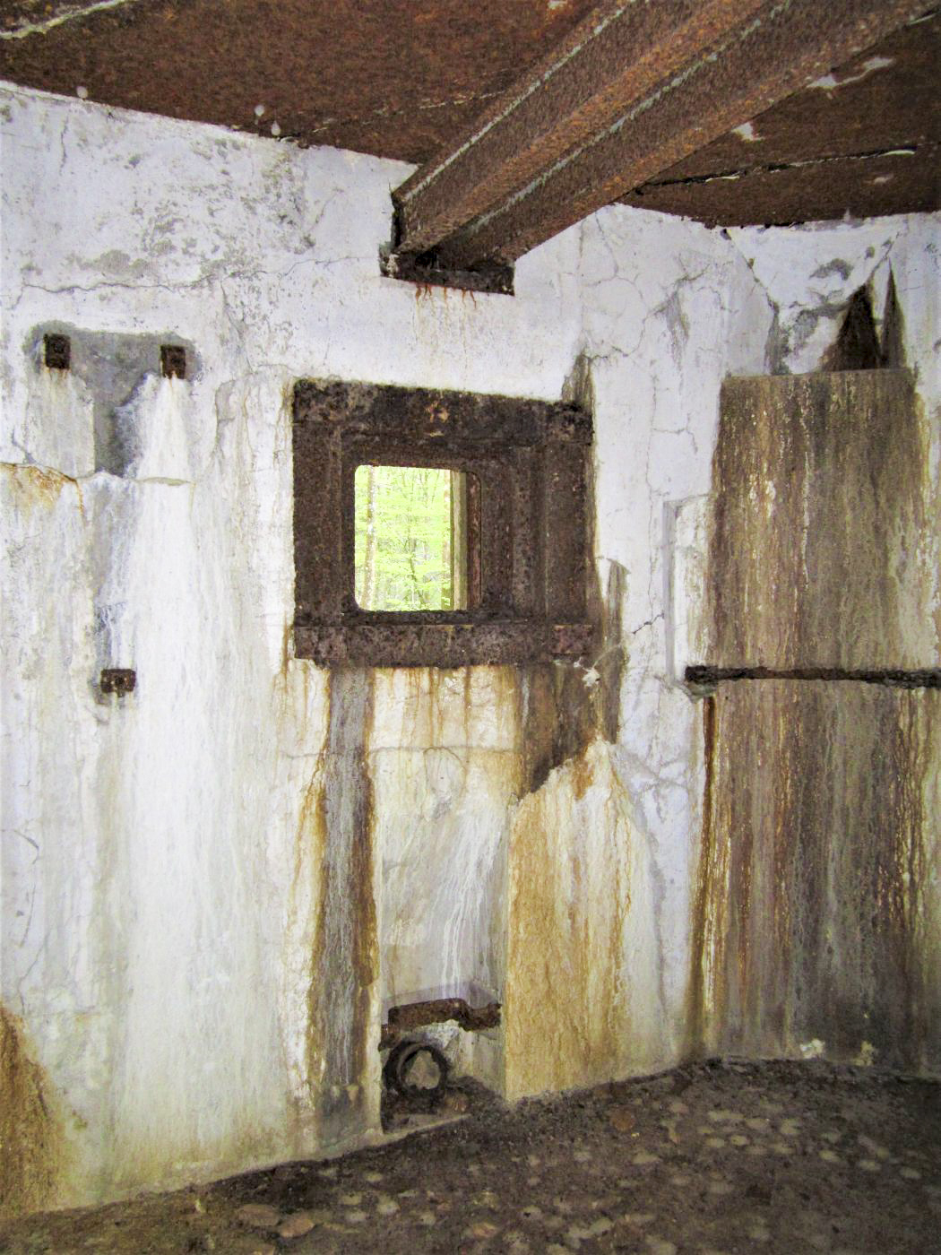 Ligne Maginot - TRAUTBACH OUEST - (Blockhaus pour arme infanterie) - Chambre de tir Ouest
Créneau pour jumelage de mitrailleuses Reibel et Mitrailleuse de 13,2mm sur bi-rail