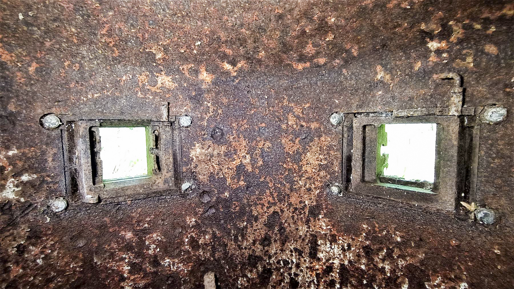 Ligne Maginot - TRAUTBACH OUEST - (Blockhaus pour arme infanterie) - Deux des cinq créneaux de la cloche GFM Est