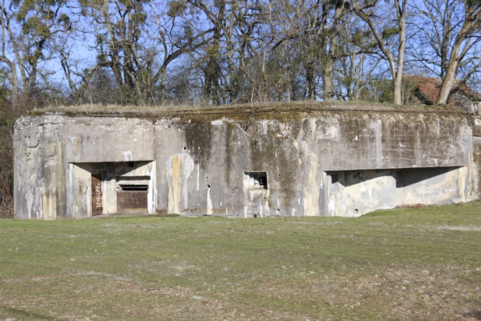 Ligne Maginot - MC32 - STG E - (Casemate d'infanterie - double) - Le terrain devant la casemate a été rendu cultivable. Elle est donc dégagée (pour le moment)