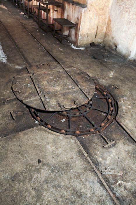 Ligne Maginot - MONT DES WELCHES - A21 - (Ouvrage d'artillerie) - Entrée munitions 
Plaque Decauville permettant l'orientation des wagonnets sur voie de 60.
L'ouvrage est dépourvu de traction électrique en raison de son plan de masse compact.