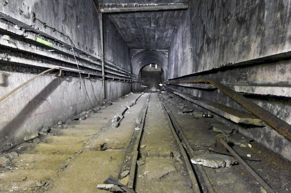 Ligne Maginot - MONT DES WELCHES - A21 - (Ouvrage d'artillerie) - Entrée  munitions 
Le plan incliné
Noter la suie résultant de la combustion des câbles lors des opérations de ferraillage.