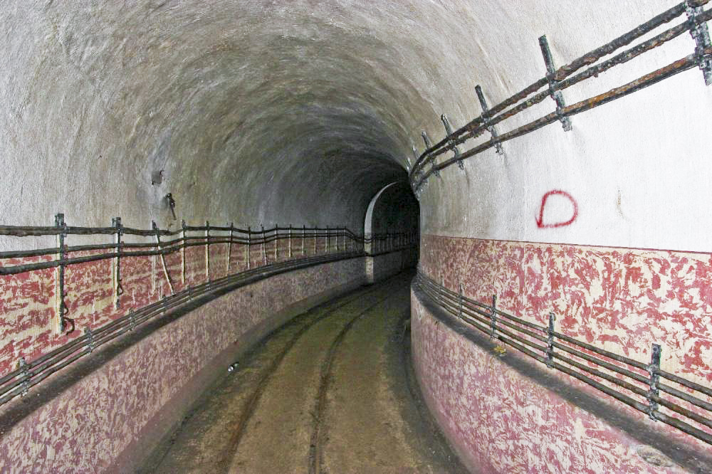 Ligne Maginot - MONT DES WELCHES - A21 - (Ouvrage d'artillerie) - L'une des galeries dans un état proche de celui de l'origine. Noter les peinture des soubassements de part et d'autre de la galerie.