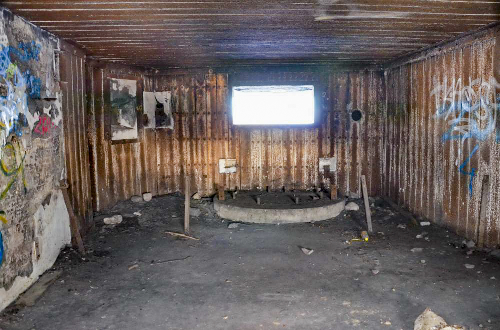 Ligne Maginot - 85 - HASELBERG - (Casemate d'infanterie - double) - Chambre de tir Est pour canon de 47 AC  sur affût à crinoline, dirigée vers la casemate 84 - Chemin Creux. A gauche le créneau pour FM et sa goulotte d’évacuation des douilles et la goulotte à grenades.