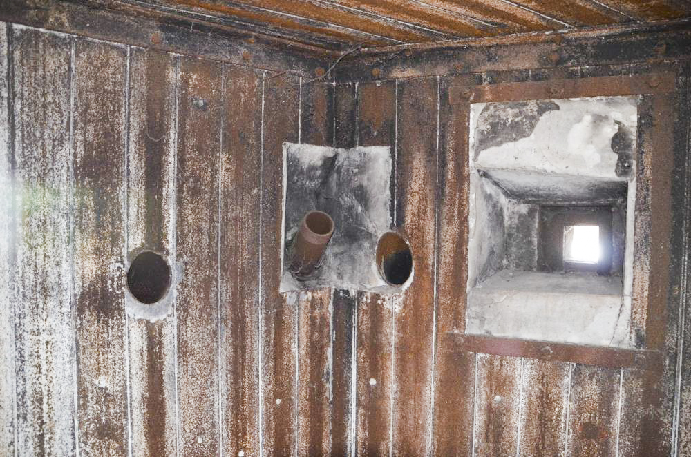 Ligne Maginot - 85 - HASELBERG - (Casemate d'infanterie - double) - Détail chambre de tir canon 47 coté Ouest direction casemate 86 Aschenbach : à droite le créneau pour FM et sa goulotte d’évacuation des douilles, puis la goulotte à grenades, et à gauche la goulotte d’évacuation des douilles du canon de 47.