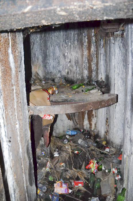 Ligne Maginot - 85 - HASELBERG - (Casemate d'infanterie - double) - Le puits de la cloche GFM et son plancher mobile. L'homme ne pourra t'il donc jamais respecter son environnement ?? - D. Froehly
