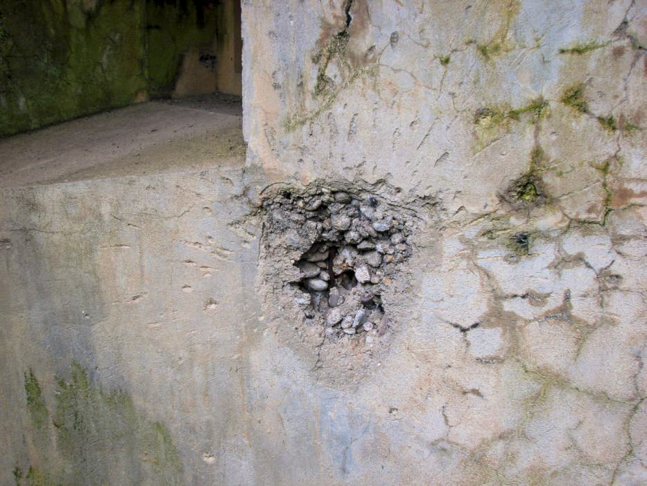 Ligne Maginot - VECKRING - X21 - (Abri) - Coffre Sud
Un des nombreux impacts sur la façade.