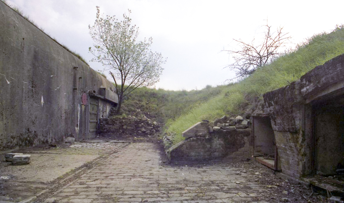 Ligne Maginot - BAMBIDERSTROFF SUD - C71 - (Casemate d'infanterie) - L'esplanade pavée
A droite les niches de stockage extérieur