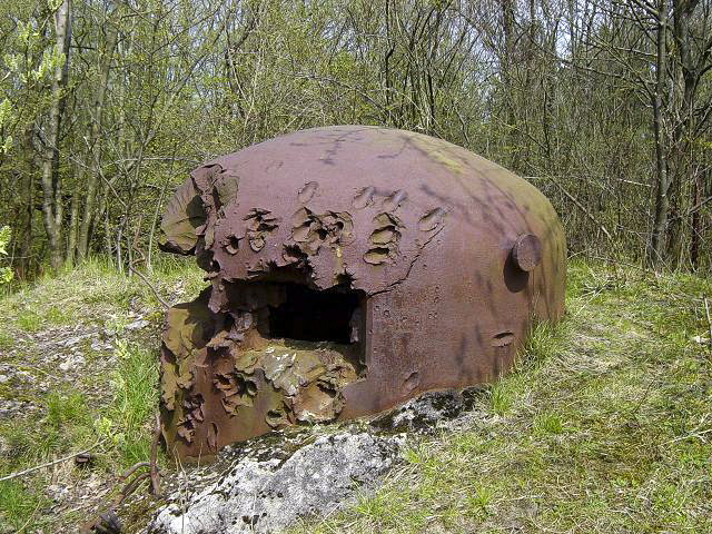 Ligne Maginot - KERFENT - A34 - (Ouvrage d'infanterie) - Bloc 2
Cloche GFM labourée par les obus de PAK 88 allemands